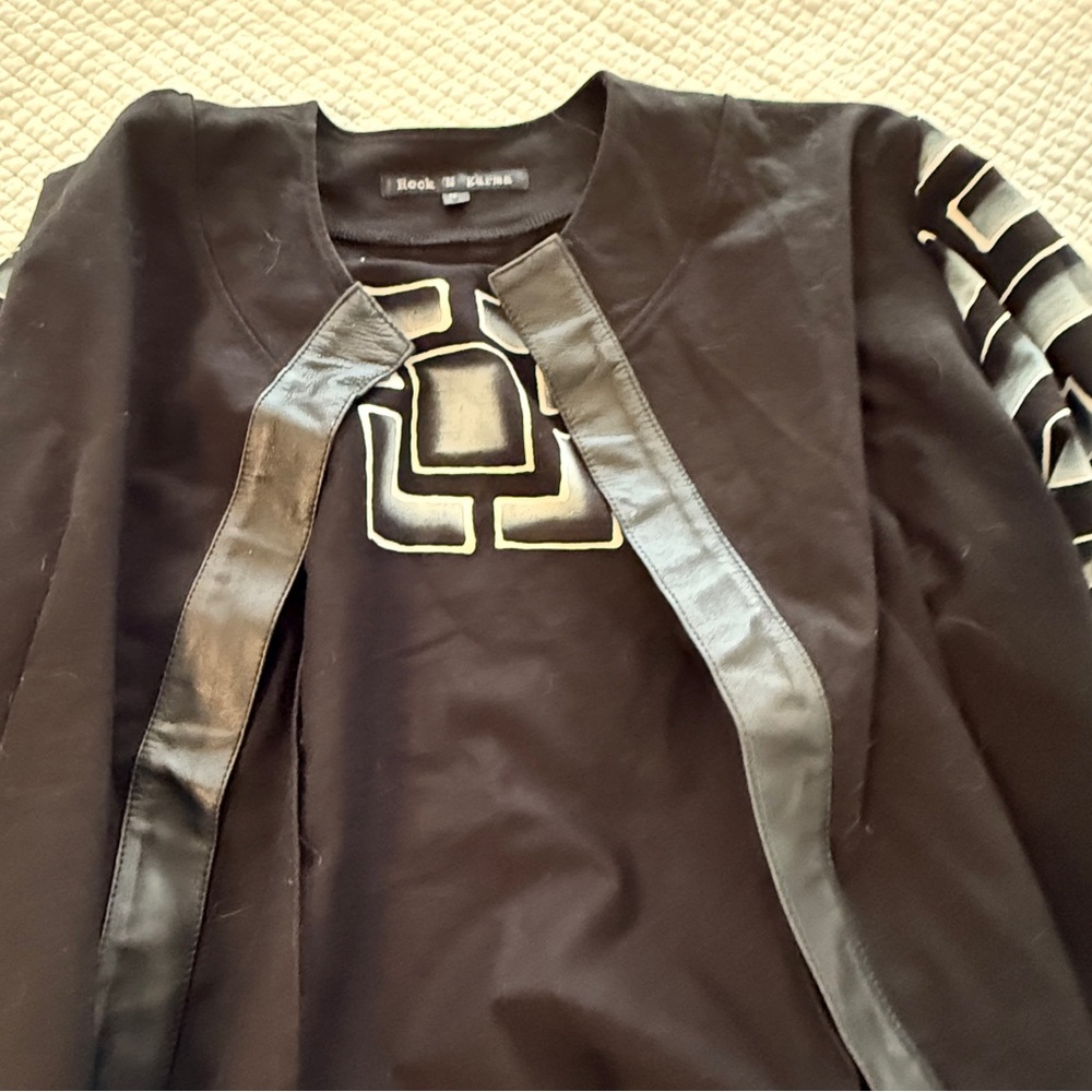 Rock ‘N Karma Black grey hand painted Mandarin collar faux leather trim blazer.